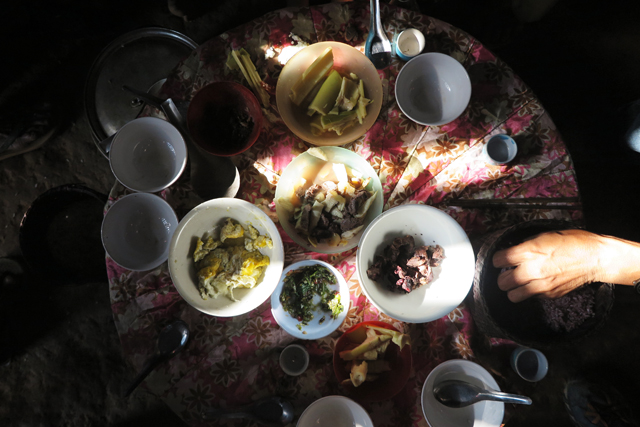 Frühstück im Akha-Dorf
