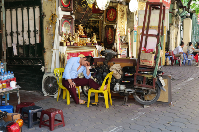 Siesta en las calles de Hanoi
