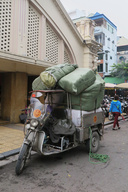Vehículo cargado al máximo en Hanoi