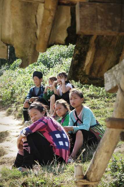 Mujer y niñas de la etnia Hmong, Sapa