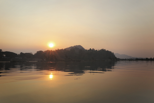 Vista de la puesta de sol desde un paseo en barco al sur de Don Khon. Si Phan Don, Laos.