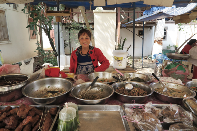 Puesto callejero de comida para lleva, en Luang Prabang, Laos