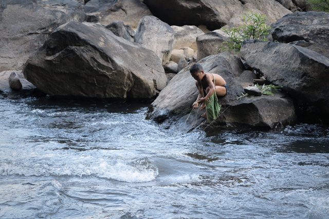 Junge am Wasser. Tad Tayicsua, Laos.
